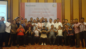 Para peserta berfoto bersama setelah mengikuti Pelatihan Penguatan Perspektif Korban Terorisme bagi Petugas Pemasyarakatan di Surakarta, Selasa (11/10/2016). Para peserta berfoto bersama setelah mengikuti Pelatihan Penguatan Perspektif Korban Terorisme bagi Petugas Pemasyarakatan di Surakarta, Selasa (11/10/2016).