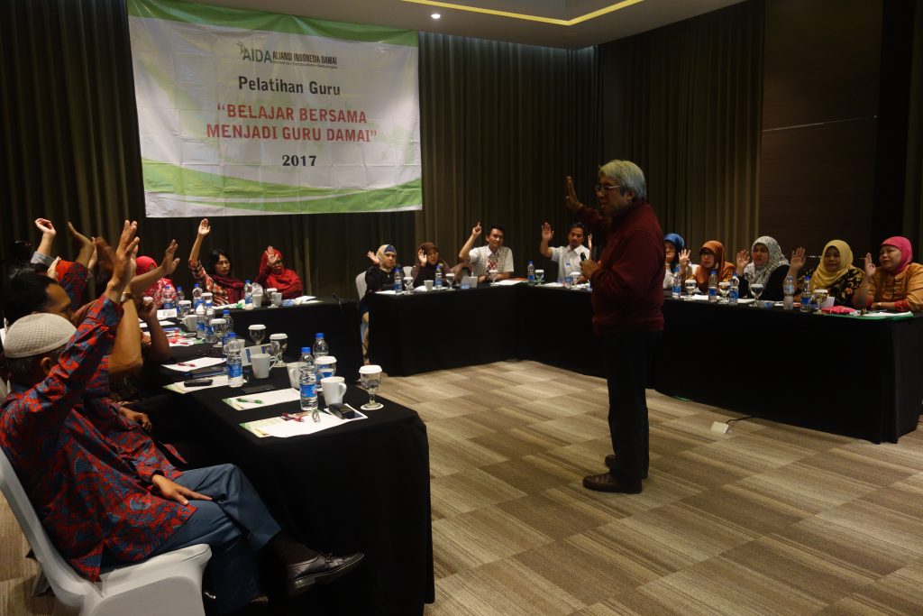 Pembina AIDA, Imam B. Prasodjo, saat menyampaikan materi kepada peserta Pelatihan Guru "Belajar Bersama Menjadi Guru Damai" di Bandung Pembina AIDA, Imam B. Prasodjo, saat menyampaikan materi kepada peserta Pelatihan Guru "Belajar Bersama Menjadi Guru Damai" di Bandung